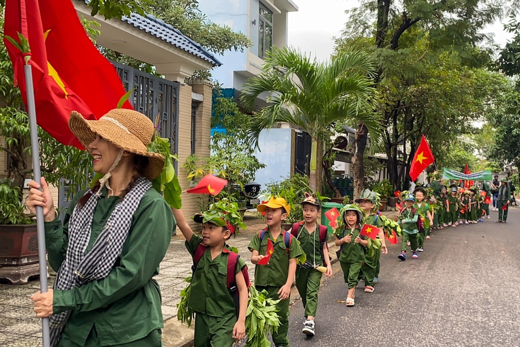 Đội quân nhí dễ thương trên đường phố Đà Nẵng - 1 Đội quân nhí dễ thương trên đường phố Đà Nẵng - 1