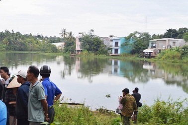 Chèo thuyền ra giữa hồ chơi, 2 học sinh chết thảm