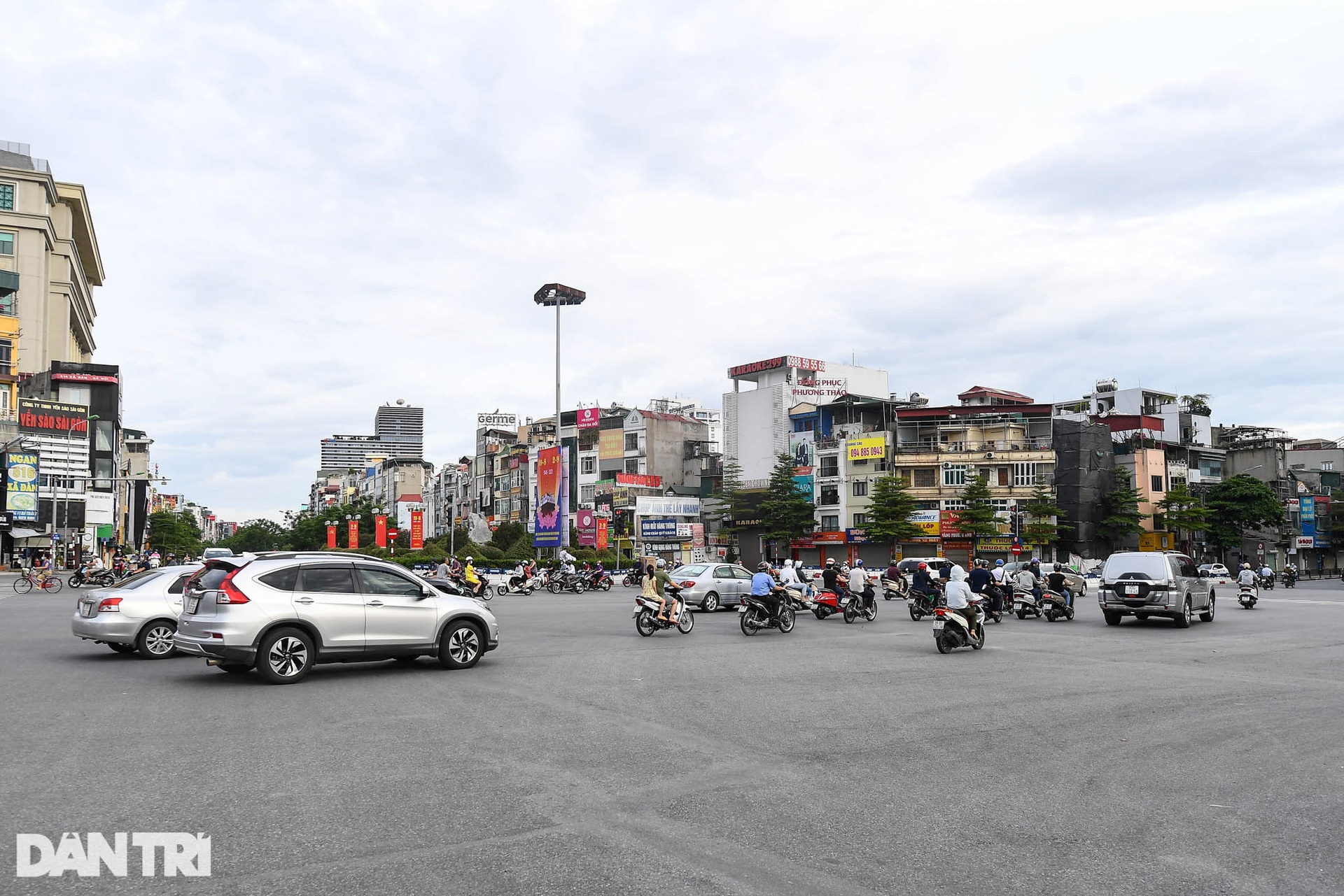 Đường phố Hà Nội bất ngờ đông đúc trở lại - 7 Đường phố Hà Nội bất ngờ đông đúc trở lại - 7