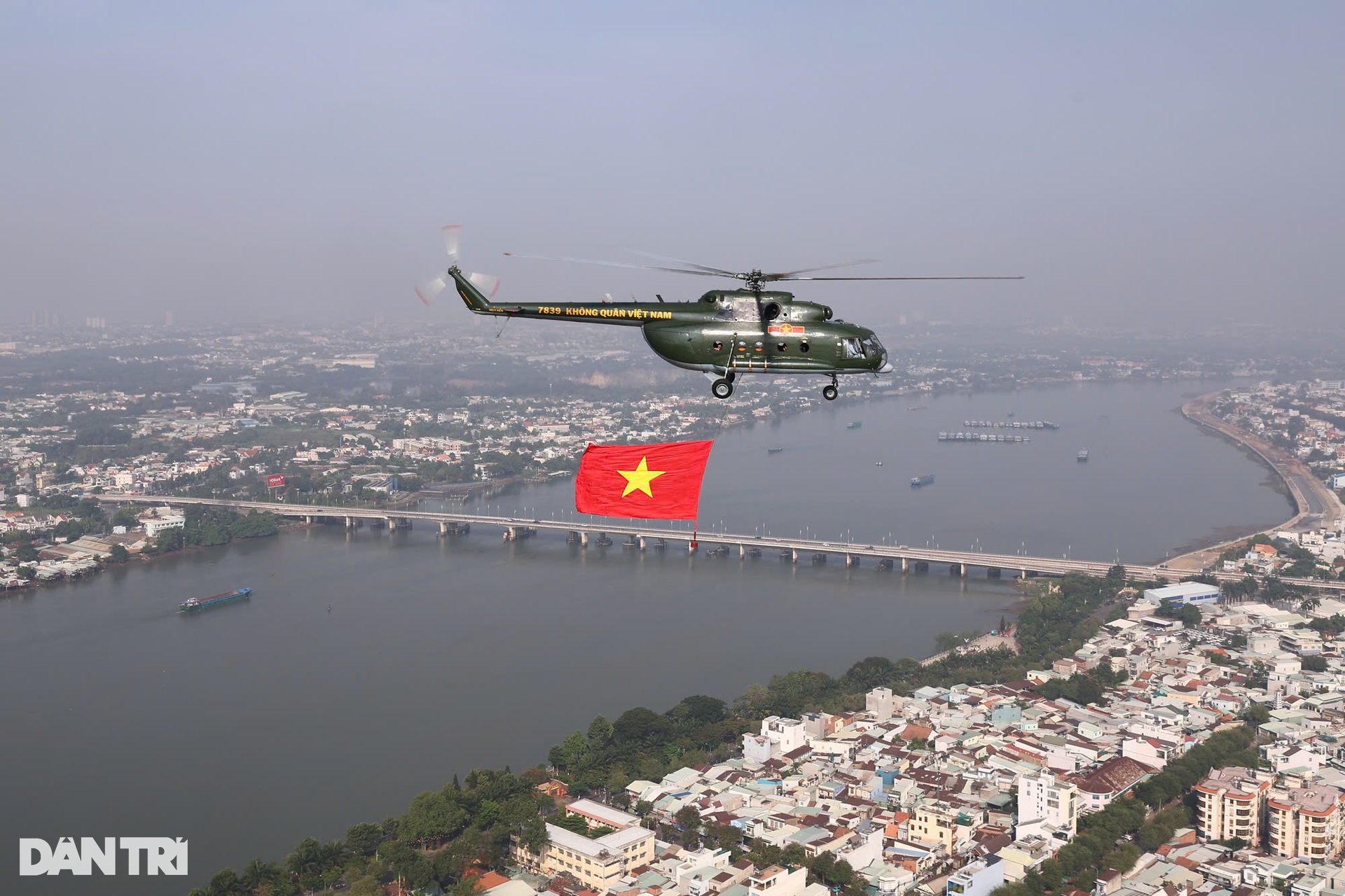 10 trực thăng huấn luyện bay kéo cờ Đảng, cờ Tổ quốc trên bầu trời Biên Hòa - 8 10 trực thăng huấn luyện bay kéo cờ Đảng, cờ Tổ quốc trên bầu trời Biên Hòa - 8