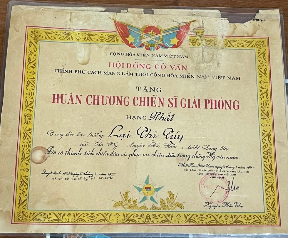 Nữ chiến sĩ Biệt động Sài Gòn được mẹ lập bàn thờ khi còn sống - 11 Nữ chiến sĩ Biệt động Sài Gòn được mẹ lập bàn thờ khi còn sống - 11