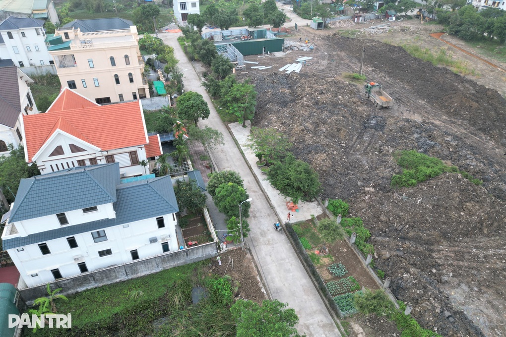 Doanh nghiệp xây trường học đổ đất thải tràn lan vỉa hè dân cư - 4