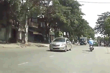 Phóng nhanh vượt ẩu, xe máy lao thẳng vào đầu xe tải