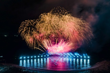 Show diễn jetski bắn pháo hoa tại Cát Bà xác lập hai kỷ lục thế giới