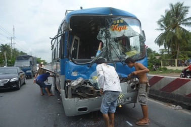 Tông xe liên hoàn, tài xế xe khách kẹt sau vô lăng