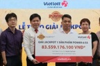 Một người trúng Vietlott 83 tỷ đồng, không đeo mặt nạ nhận giải