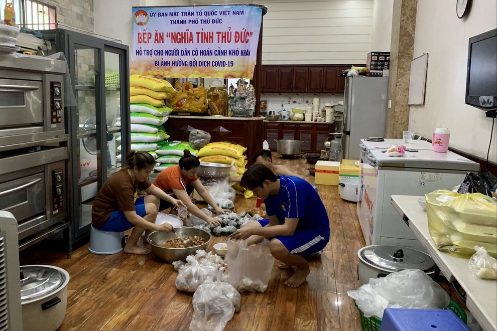 Hàng ngàn suất cơm đầy nghĩa tình và sự tận tâm đã được trao đi - 1 Hàng ngàn suất cơm đầy nghĩa tình và sự tận tâm đã được trao đi - 1