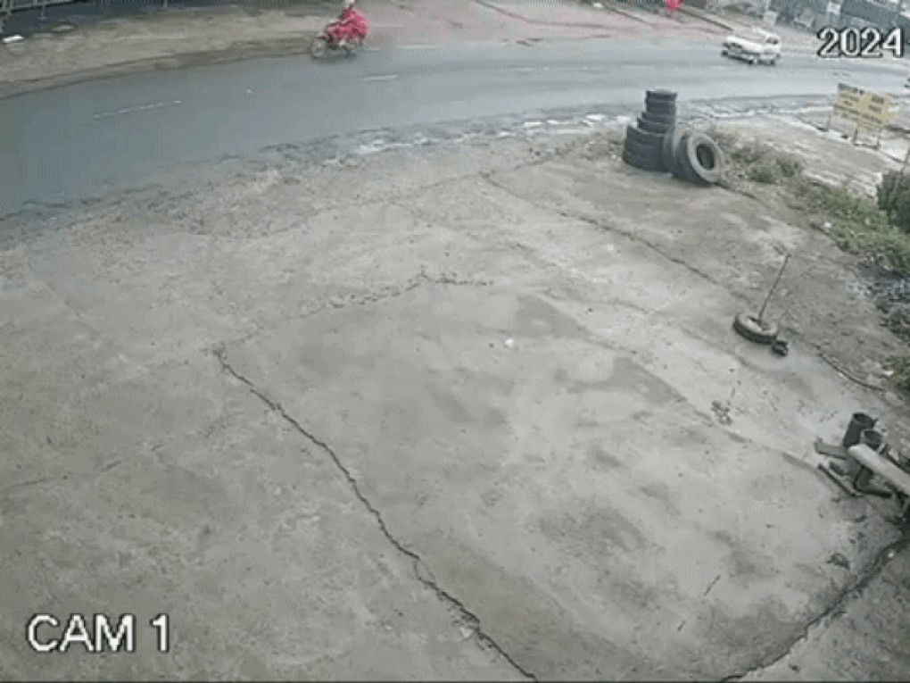 Xe máy bất ngờ lao vào ô tô, 2 phụ nữ văng xuống đường - 2 Xe máy bất ngờ lao vào ô tô, 2 phụ nữ văng xuống đường - 2
