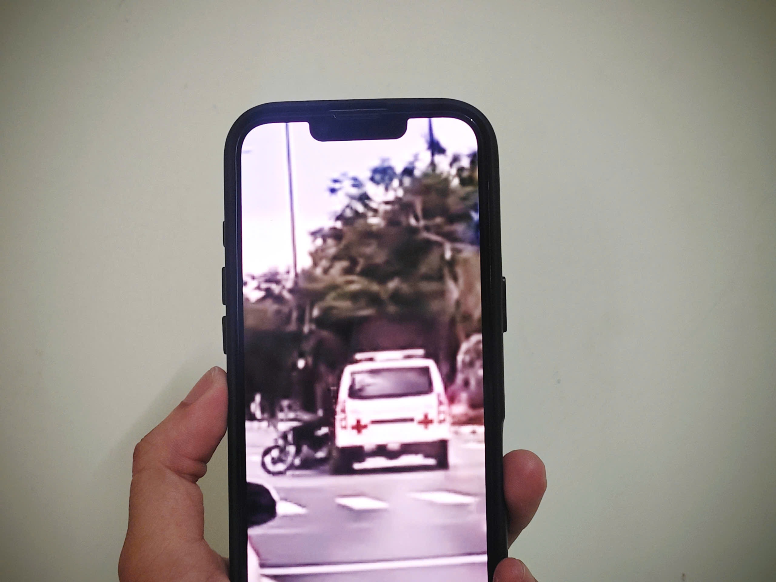 Xác minh clip xe cứu thương va chạm với xe máy tại giao lộ ở TPHCM - 1