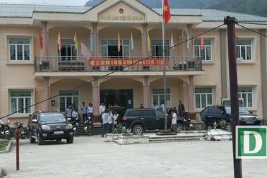 Dẫn giải 2 nghi phạm trong vụ án giết người về Kon Tum