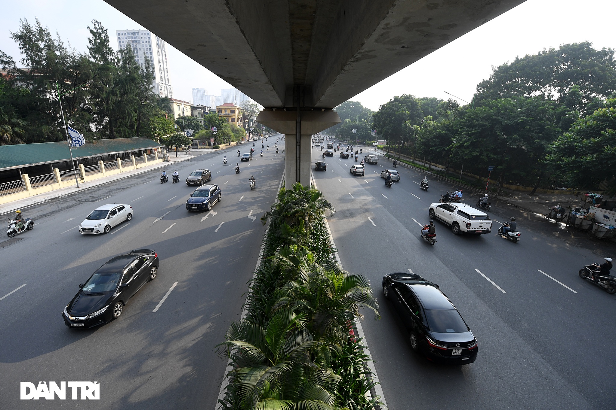 Đường phố tấp nập xe cộ sau khi TP Hà Nội bỏ quy định giấy đi đường - 1 Đường phố tấp nập xe cộ sau khi TP Hà Nội bỏ quy định giấy đi đường - 1