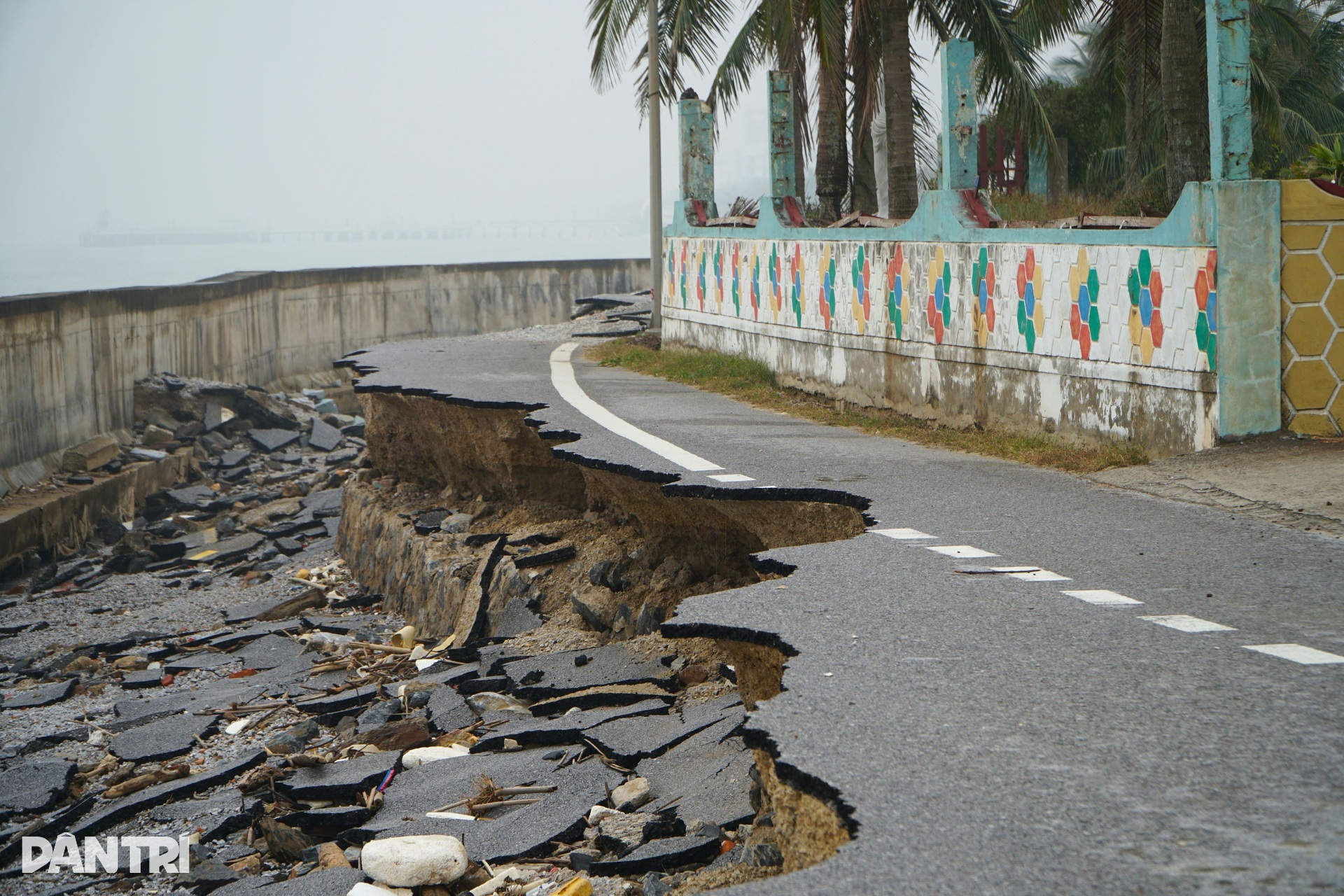 Bàn tay trên biển ngả nghiêng, bờ kè khu du lịch bị xé toang - 7 Bàn tay trên biển ngả nghiêng, bờ kè khu du lịch bị xé toang - 7
