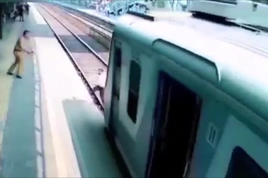 Khoảnh khắc người đàn ông suýt mất mạng vì liều lĩnh chạy qua đường sắt