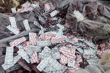 Lượng lớn thuốc tân dược còn hạn sử dụng bị đổ bên đường ở Đà Nẵng