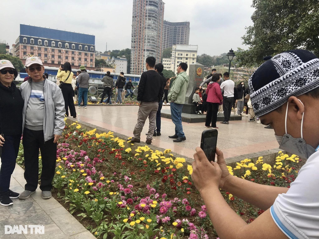 Ngày mùng 7 Tết, hàng ngàn người tới thăm Cửa khẩu quốc tế Lào Cai - 4 Ngày mùng 7 Tết, hàng ngàn người tới thăm Cửa khẩu quốc tế Lào Cai - 4