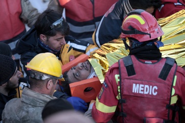 Người Thổ Nhĩ Kỳ như "trở về từ cõi chết" sau nhiều ngày bị vùi lấp