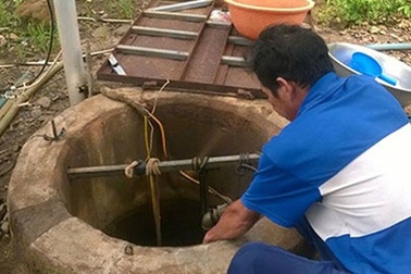 Sửa bơm nước, 2 người chết ngạt dưới giếng