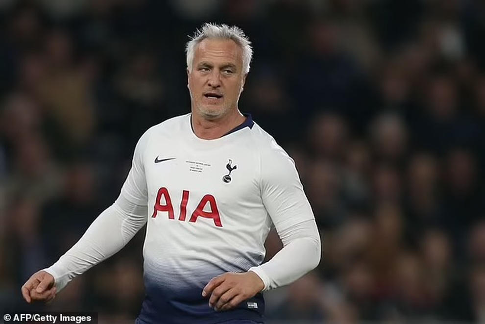 CĐV làm gián đoạn trận Newcastle và Tottenham may mắn được cứu sống - 7 CĐV làm gián đoạn trận Newcastle và Tottenham may mắn được cứu sống - 7