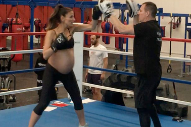 Mẹ bầu 9 tháng vẫn tập luyện đấm bốc