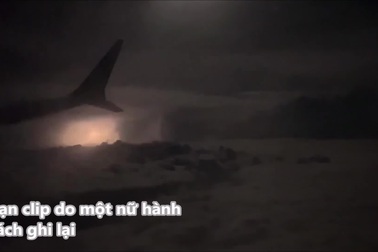 Những tia sét trông như thế nào khi nhìn từ cửa sổ máy bay?