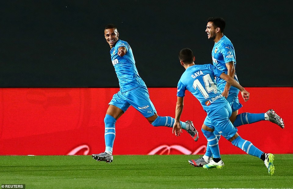 Thắng đậm Valencia, Real Madrid gây áp lực lên Barcelona - 4 Thắng đậm Valencia, Real Madrid gây áp lực lên Barcelona - 4