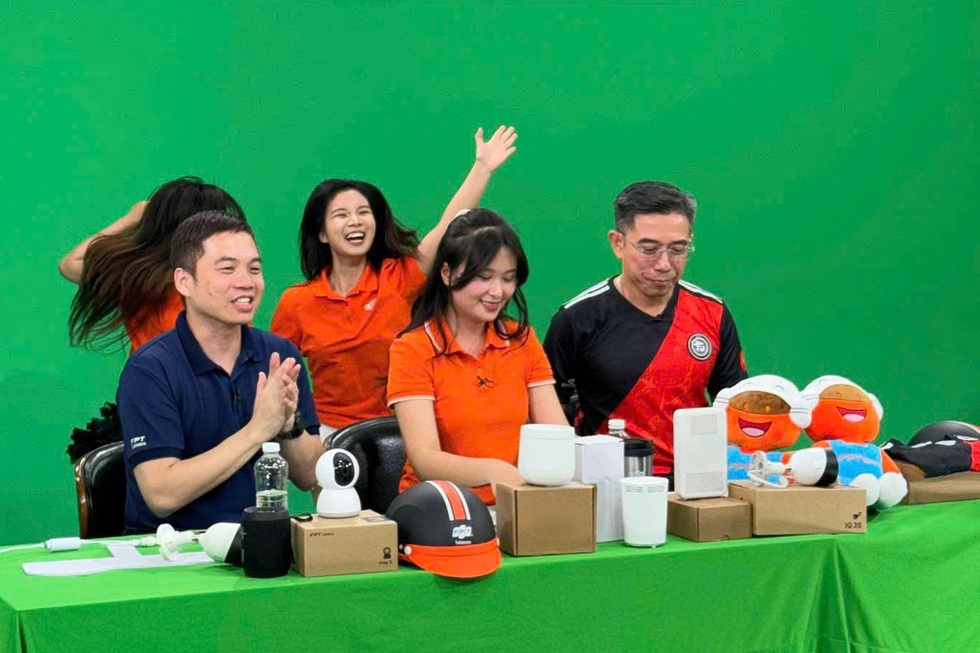 Cô gái làm nghề livestream kể góc khuất: Không hào nhoáng như trên mạng - 5 Cô gái làm nghề livestream kể góc khuất: Không hào nhoáng như trên mạng - 5