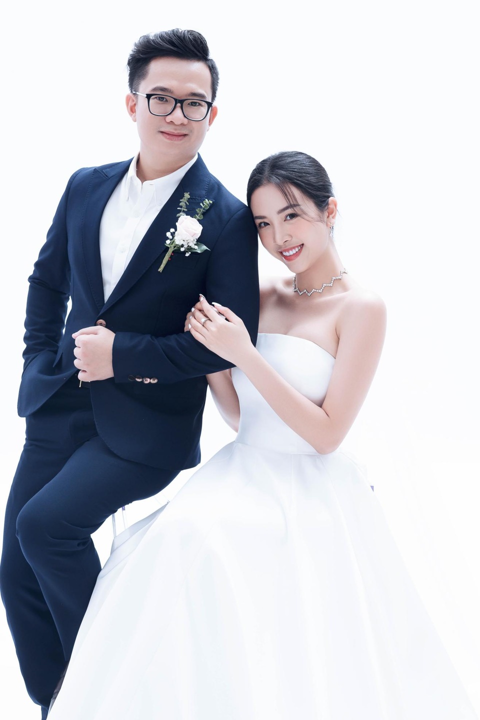 Á hậu Thúy An bất ngờ tung ảnh cưới và công bố kết hôn cùng chồng Tiến sĩ - 1 Á hậu Thúy An bất ngờ tung ảnh cưới và công bố kết hôn cùng chồng Tiến sĩ - 1