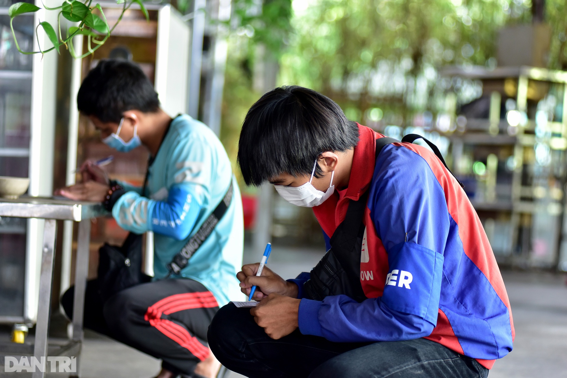 Shipper ở TPHCM chạy khắp nơi mới tìm được điểm test nhanh Covid-19 - 5 Shipper ở TPHCM chạy khắp nơi mới tìm được điểm test nhanh Covid-19 - 5