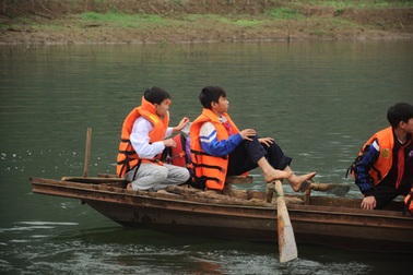 Chùm ảnh: Học sinh lớp 6 tự chèo thuyền đi học