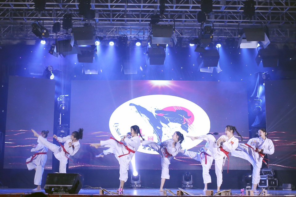 Sinh viên Báo chí hóa siêu anh hùng đón “ma mới” - 9 Sinh viên Báo chí hóa siêu anh hùng đón “ma mới” - 9