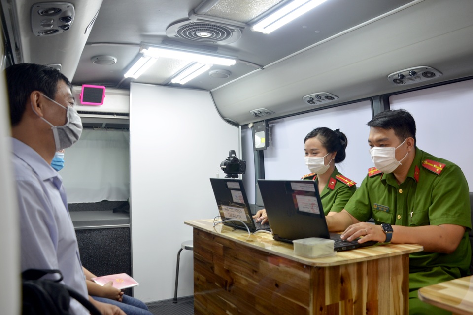 2 ô tô lưu động đi từng nhà cấp thẻ căn cước cho người già yếu - 2 2 ô tô lưu động đi từng nhà cấp thẻ căn cước cho người già yếu - 2