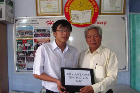 Phú Yên: Tặng laptop cho thủ khoa đại học