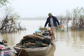 Cặp vợ chồng 20 năm “cướp cơm Hà Bá”, mang gia tài đi cứu người trên sông