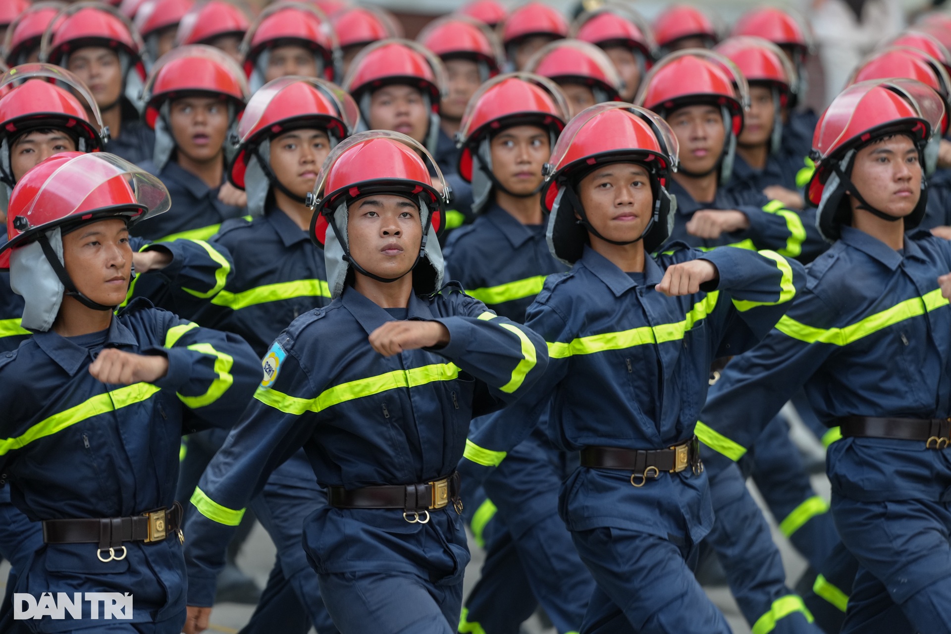Bên trong thao trường huấn luyện diễu binh, diễu hành cho đại lễ 30/4 - 16 Bên trong thao trường huấn luyện diễu binh, diễu hành cho đại lễ 30/4 - 16