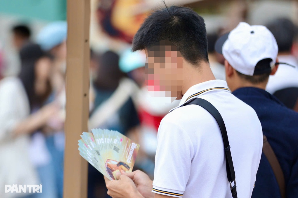 “Phe vé” show G-Dragon chèo kéo khách, hét giá chênh tiền triệu - 2 “Phe vé” show G-Dragon chèo kéo khách, hét giá chênh tiền triệu - 2