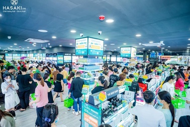 Khách hàng hào hứng trải nghiệm mua sắm mỹ phẩm tại sự kiện khai trương Hasaki Beauty & S.P.A chi nhánh 11