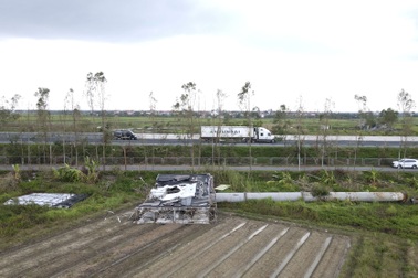 Hàng loạt cột biển quảng cáo cỡ lớn dọc cao tốc Hà Nội - Hải Phòng gãy đổ