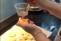 Vào bếp ngày giãn cách: Cười sặc với món bánh su kem "ném con gì cũng chết"