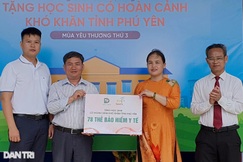 Trao gần 110 thẻ Bảo hiểm y tế đến học sinh Phú Yên và Bình Định