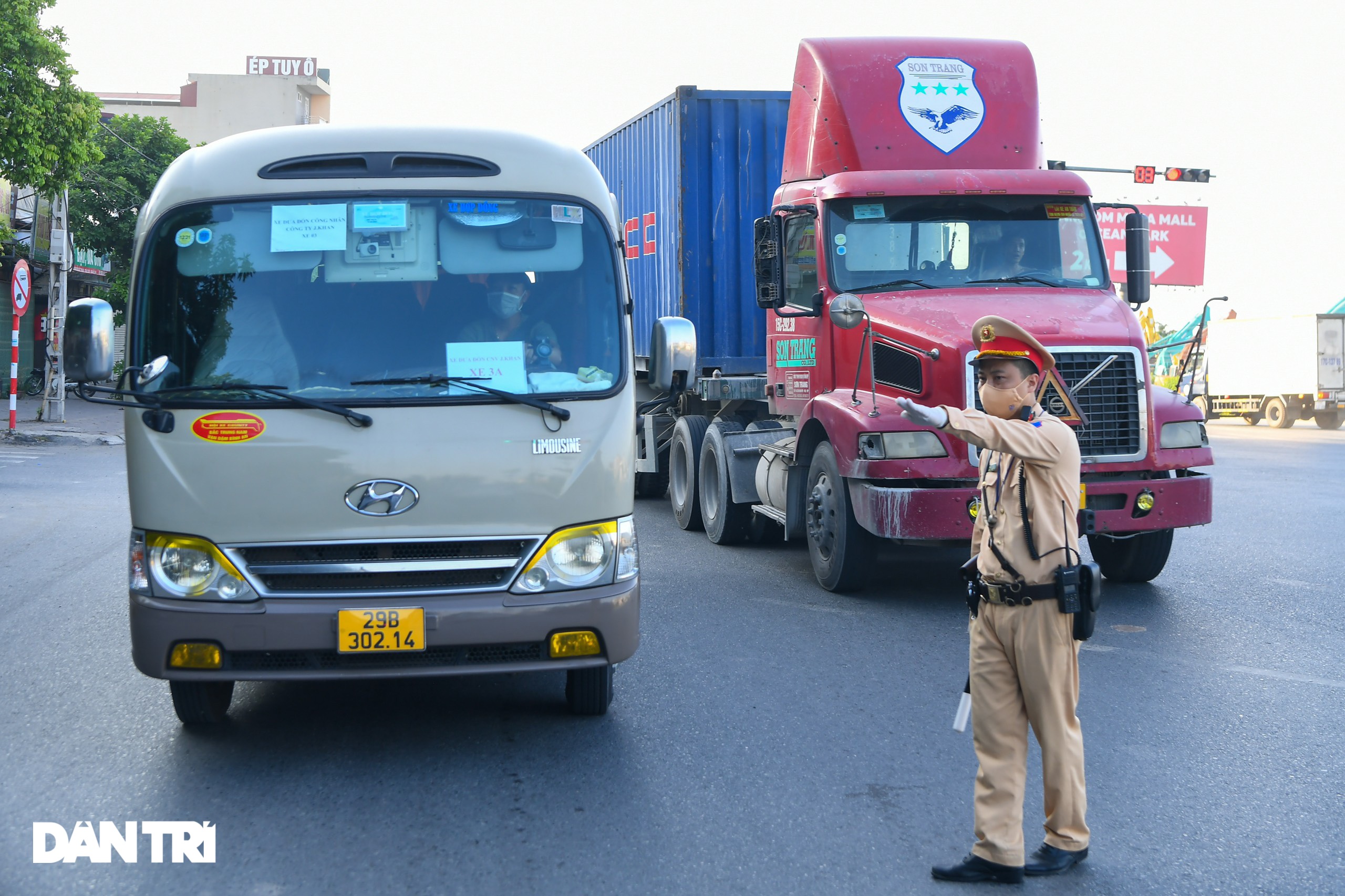 22 chốt chặn đồng loạt kiểm soát chặt chẽ người và xe ra vào TP Hà Nội - 12 22 chốt chặn đồng loạt kiểm soát chặt chẽ người và xe ra vào TP Hà Nội - 12