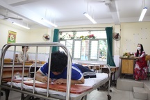 Nam sinh TPHCM nằm sấp làm bài thi tốt nghiệp THPT 2023