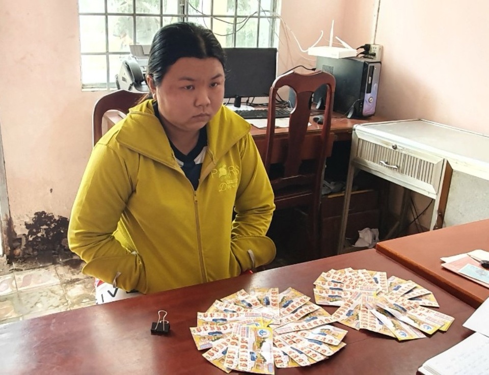 Lừa đổi vé số giả trúng thưởng cho người bán vé số dạo - 1 Lừa đổi vé số giả trúng thưởng cho người bán vé số dạo - 1