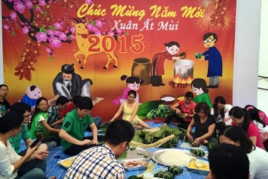 Bếp củi gỗ, nồi bánh chưng “tranh tài” của sinh viên Việt ở Singapore