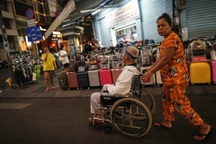 Vỉa hè trung tâm TPHCM bị lấn chiếm, đẩy người đi xe lăn xuống lòng đường