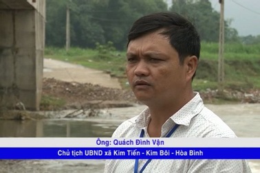 Cả xã bị cô lập do cầu xây xong không có đường lên