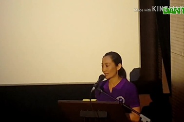 Nghệ sĩ Hạnh Thúy bật khóc trong lễ Tốt nghiệp