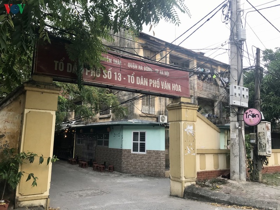 Đội nón, mặc áo mưa sống trong khu tập thể dột nát giữa Hà Nội - 2 Đội nón, mặc áo mưa sống trong khu tập thể dột nát giữa Hà Nội - 2