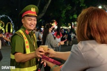 Thiếu nữ thức xuyên đêm trên phố Hà Nội gấp sao, chép thơ tặng chiến sĩ