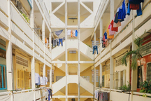 Điểm nhấn cầu thang chữ X của căn chung cư trong phim "Mai"