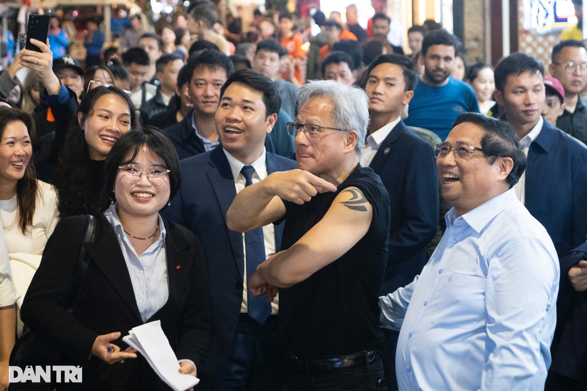 Thủ tướng Phạm Minh Chính và CEO Nvidia thưởng thức bia phố cổ Hà Nội - 5 Thủ tướng Phạm Minh Chính và CEO Nvidia thưởng thức bia phố cổ Hà Nội - 5